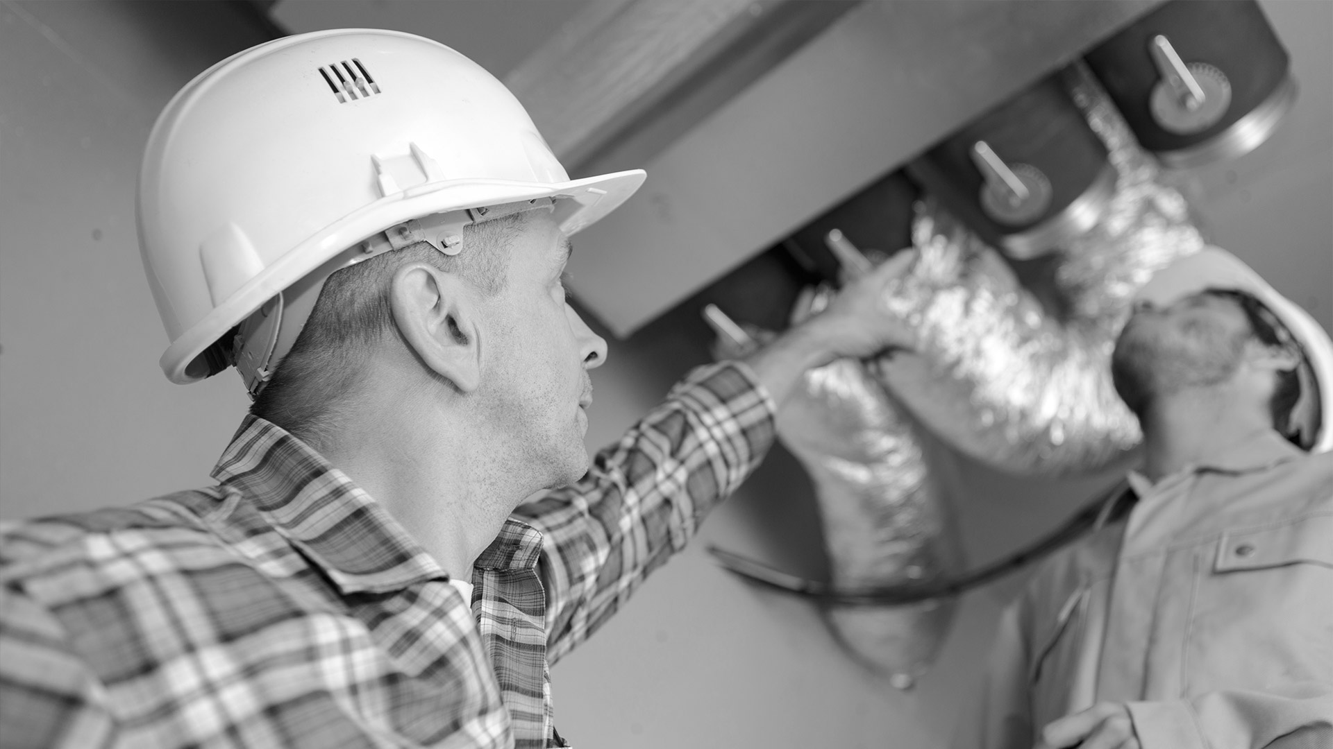 manager-giving-orders-to-coworkers-fixing-air-wilmington-oh